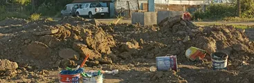 "Somos el patio trasero de la ciudad": Vecinos/as de la población Aurora de Chile denuncia basurales y plaga de ratones tras abandono de obras del puente Chacabuco 
