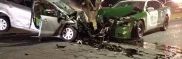Carabineros chocan contra el tránsito a vehículo particular en Concepción destruyendo su parte delantera