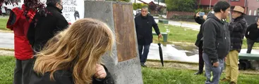 Comunidad de Hualqui homenajea a vecinos asesinados en dictadura con monolito en plaza de la comuna