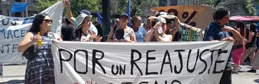 Trabajadores/as de la U de Chile exigen reajuste salarial y el traspaso a contrata de funcionarios/as a honorarios con tareas permanentes