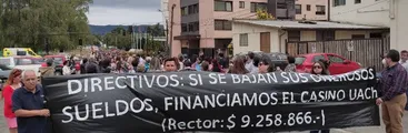 Funcionarias/os desvinculados de la Universidad Austral: “¿Por qué tenemos que pagar los platos rotos, si la mala gestión es de las autoridades?”