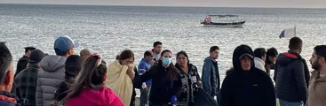 Vecinos y vecinas de Punta Lavapié tuvieron que evacuar en botes hacia Llico por incendio forestal