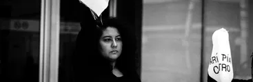 Con centenares de pañuelos y una octofonía poética artistas del Bío Bío problematizan el femicidio en Chile