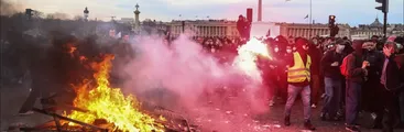 Francia en llamas: Macron y su aprobación de reforma de pensiones desató ola de protestas y enfrentamientos entre trabajadores/as y la policía