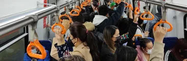 Biotren colapsa: Vagones preferenciales repletos y sin espacio para personas en silla de rueda