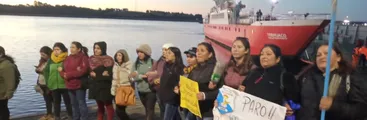 Carabineros reprimió protesta de docentes en Ancud a quienes el municipio les pagó solo la mitad de su sueldo de marzo