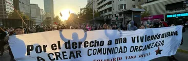 Pobladores se encadenaron a las afueras del MINVU: Denuncian fracaso del Plan de Emergencia Habitacional