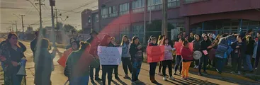 "No se ve ni a Carabineros ni a la municipalidad": Apoderadas de escuela Libertad de Talcahuano denuncian abandono tras robos y balaceras 