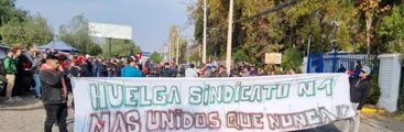 Trabajadores en huelga de Vulco S.A. exigen reajuste salarial luego más de 10 años de sueldos estancados