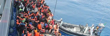 Nueva tragedia en el Mediterráneo: Cerca de 80 muertos en naufragio de inmigrantes