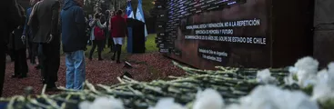 50 años del Golpe: Embajada en Buenos Aires inauguró memorial en honor a chilenos ejecutados y desaparecidos en Argentina