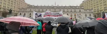 Movimiento Solidario Vida Digna protestó en La Moneda: "Los terrenos sin uso para las familias sin casa