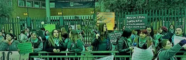Puente Alto: Sindicato en huelga de colegio Monte Olivo exige días administrativos para madres, aumento salarial y bono de transporte