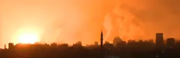 Recrudecimiento de bombardeos y corte masivo de internet ante inminente invasión terrestre israelí en Gaza