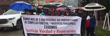 Marcha de los paraguas en Panguipulli: Exigen reconocimiento del desplazamiento forzado como crimen a los Derechos Humanos