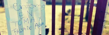 No hay agua: Apoderados de escuela rural en Galvarino se tomaron el recinto para que camiones aljibe lleven el vital elemento a sus hijos