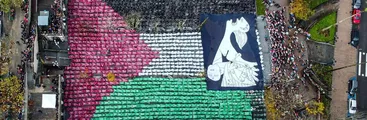 Guernica y Gaza: Simbólico mosaico humano hermana a dos pueblos víctimas de crímenes de guerra
