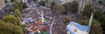 Con la consigna "Nunca más" cientos de miles repletaron las calles de Buenos Aires para conmemorar 48 años del golpe de Estado