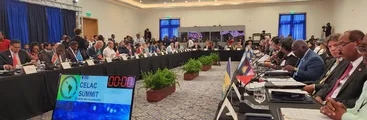 Mientras unos luchan por la integración regional, otros la bombardean