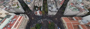 Enorme movilización estudiantil llenó las calles de Argentina con más de un millón de personas en protesta contra políticas ultraderechistas de Milei