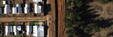 "Zanjas de esas dimensiones dificultan el trabajo contra incendios" : Geógrafo cuestiona nueva práctica de Forestal Arauco