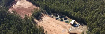 La abandonada planta piloto que impulsó el negocio minero de tierras raras en los cerros de Penco