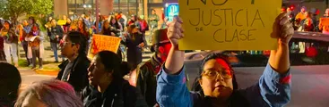 Mujeres protestaron a las afueras de la sede de la UDI ante la liberación del violador y padre de su presidente, Javier Macaya