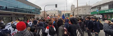 Estudiantes del Liceo Enrique Molina se volcaron a las calles acusando mala gestión de SLEP Andalién Sur en infraestructura y materiales de estudio