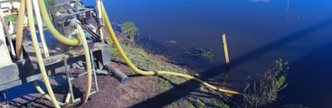 Denuncian a empresa constructora por extracción ilegal de agua del humedal Paso Seco Sur en Coronel