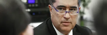 Vacaciones apenas con un mes de trabajo y perdonazo de $11 millones por horas extras irregulares a diputado republicano marcan inicio de gestión de Mario Desbordes en Santiago