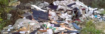 Pese a su declaratoria como urbano: Vecinos reportan nuevas descargas de basura y escombros sobre humedal Vasco de Gama de Hualpén