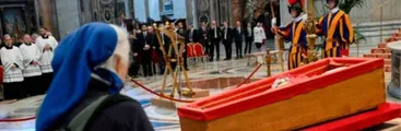 Los detenidos desaparecidos de la dictadura argentina se cuelan en los funerales del Papa
