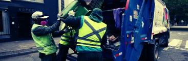 Trabajadores del aseo advierten que cesará recolección de basura a nivel nacional si los municipios no pagan bonificación anual adeudada hace 15 días
