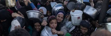 Más de 100 palestinos fueron asesinados ayer en menos en 24 horas mientras la hambruna asola la Franja de Gaza