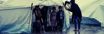 Invierno bajo genocidio israelí: Palestinos resisten inundaciones, falta de saneamiento y bloqueo de medicamentos en Gaza