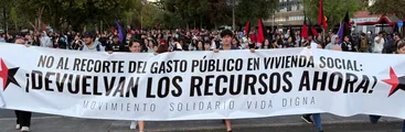 Mil quinientos pobladores protestan en Santiago para exigir al gobierno reponer el gasto público en vivienda social