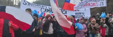 Trabajadores/as de Salmones Camanchaca en Tomé en huelga legal por mejores condiciones laborales