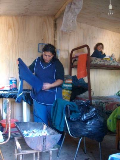 Interior de mediagua de familia damnificada en El Morro, Talcahuano. Año 2010. Archivo de Resumen