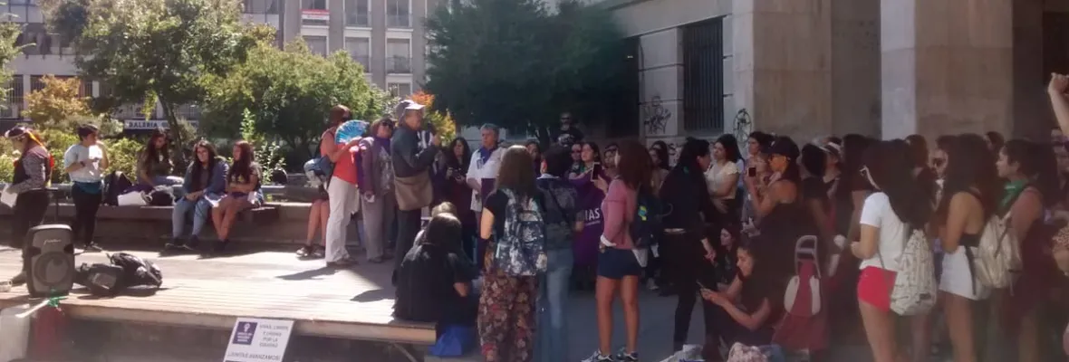 Asamblea pública de mujeres se desarrolló en Plaza Tribunales