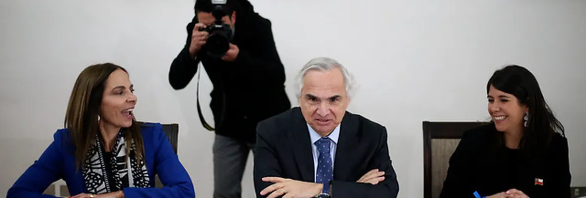 Nueva polémica afecta al gobierno: Ministerio de la Mujer contrató sin licitación a empresa de la nuera de Andrés Chadwick