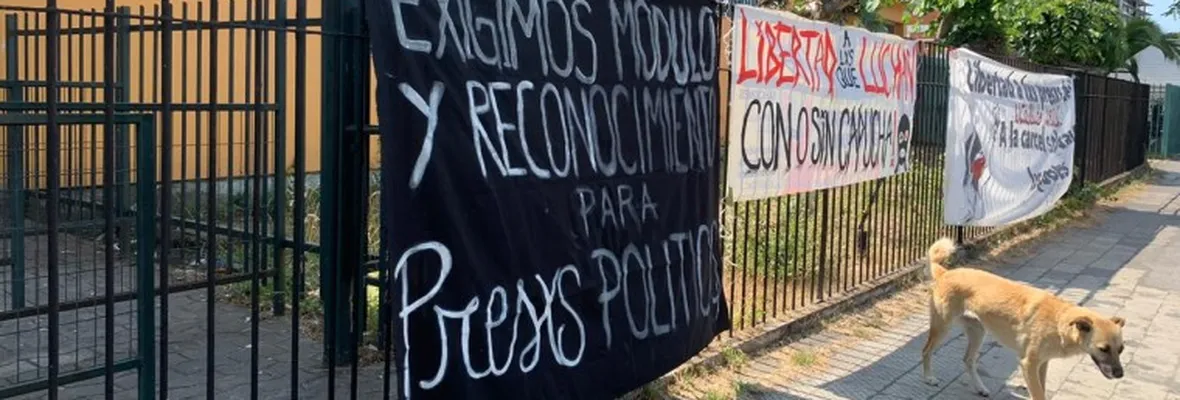 Realizan manifestación en apoyo a presos del estallido social en las afueras de la cárcel de Coronel