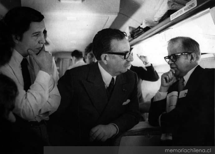 Salvador Allende con periodistas Julio Silva y José María Navasal