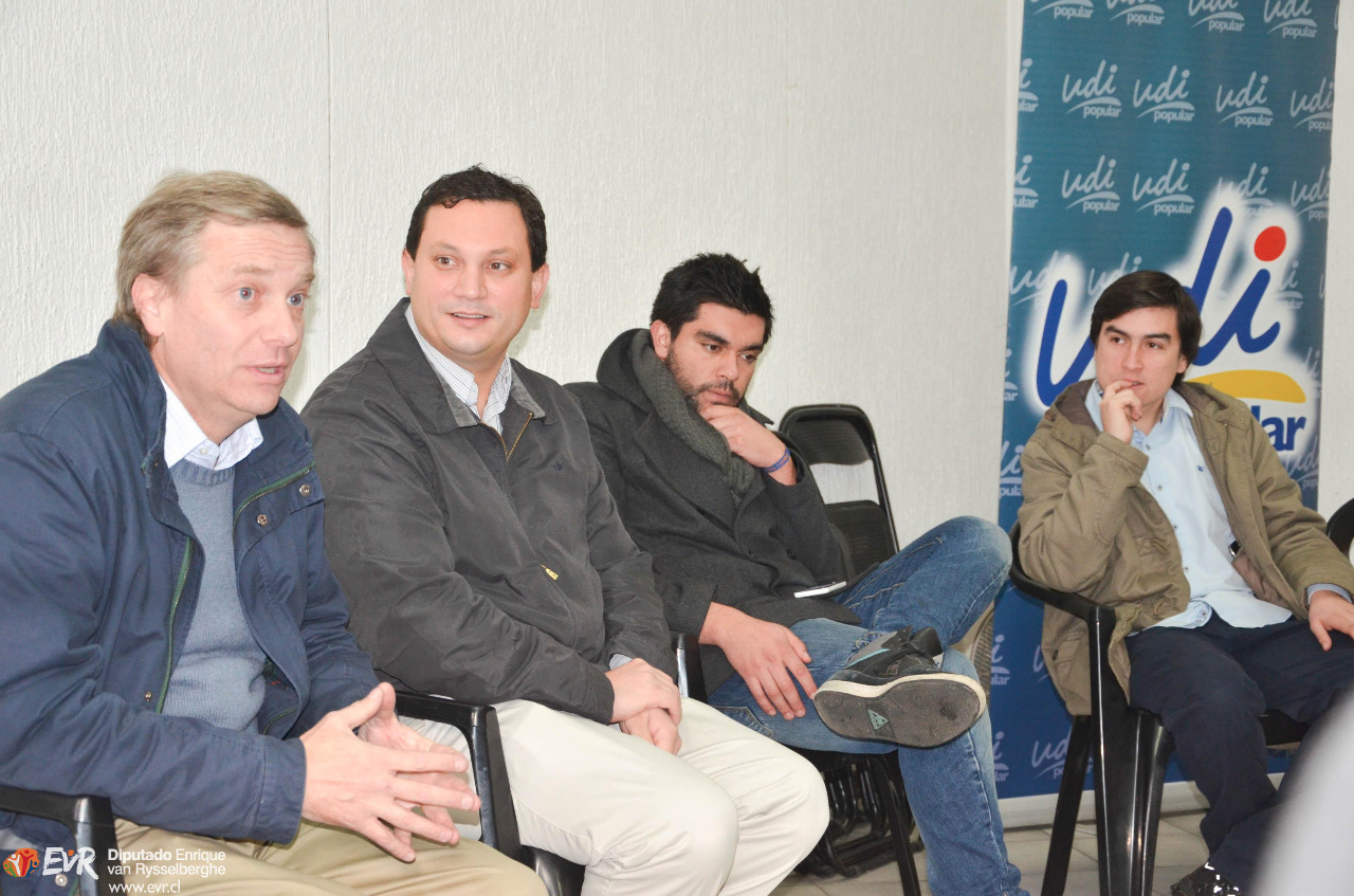 Vogel mirando a Kast