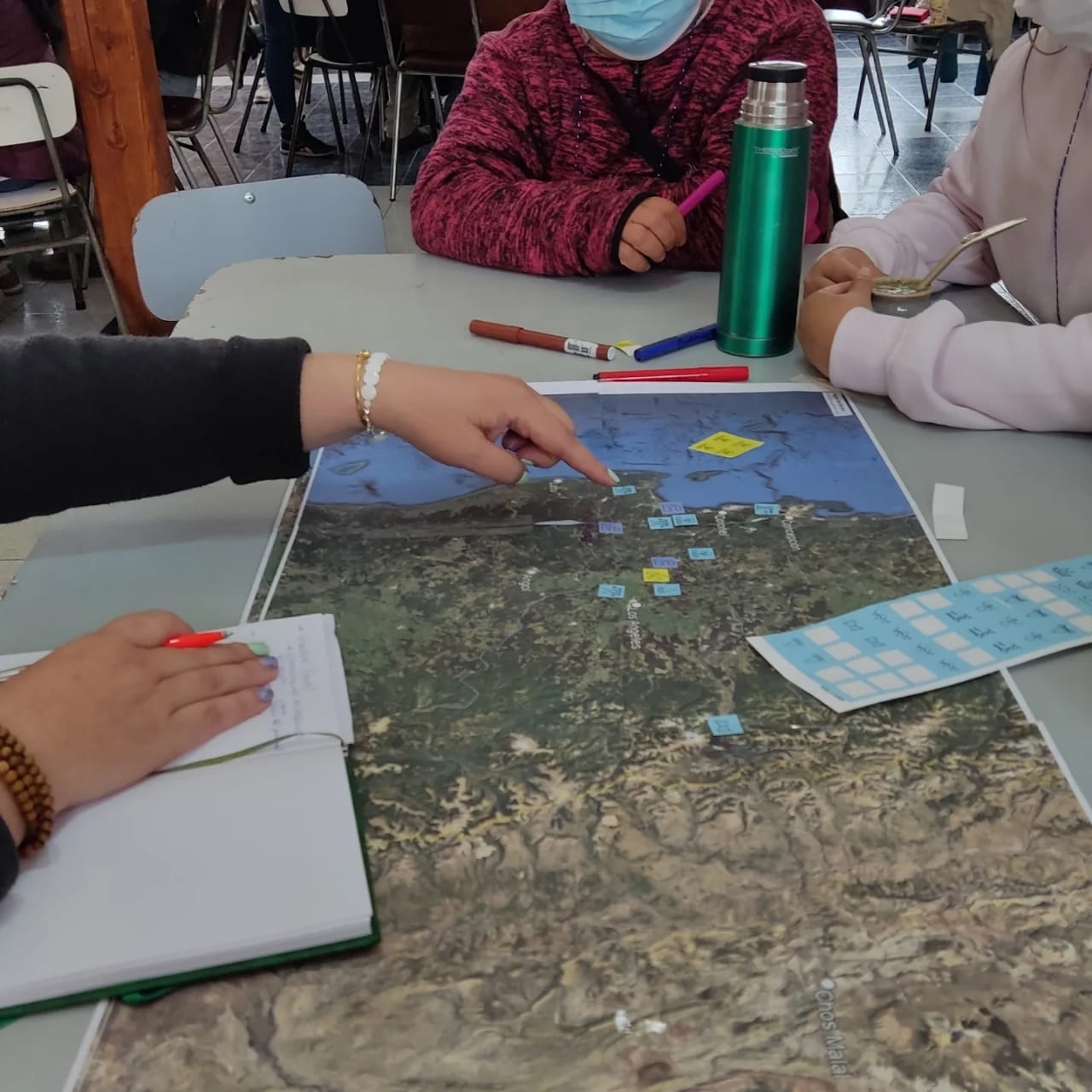 Mapeo colectivo en el balneario municipal de Curanilahue durante el encuentro de superación del modelo forestal.
