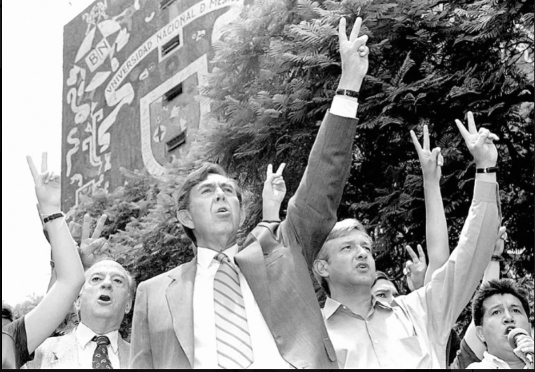 Pablo González Casanova, Cuauhtémoc Cárdenas y Andrés Manuel López Obrador, durante un mitin en la UNAM, el 22 de junio de 2000. Foto José Carlo González/ La Jornada