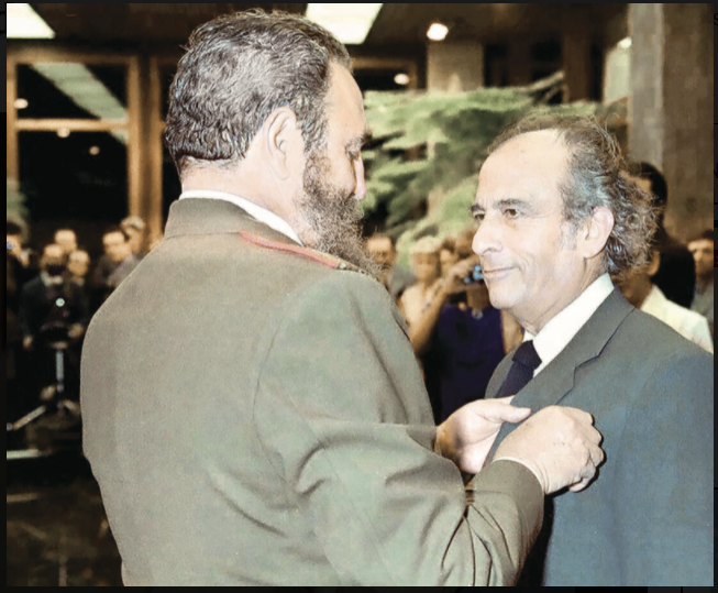 En Cuba, el comandante Fidel Castro impone la Orden Félix Varela de Primer Grado, a Pablo González Casanova, el 7 de enero de 1983. Foto Estudios Revolución
