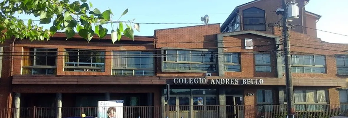Colegio Andrés Bello de Chiguayante se va a paro: denuncian que estudiantes almuerzan en el suelo