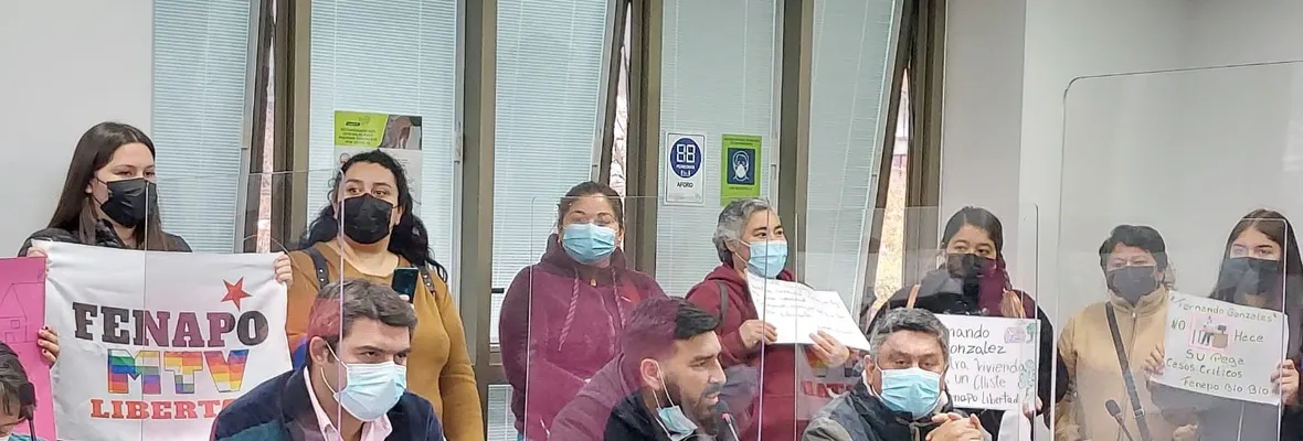 Pobladores/as sin casa de Talcahuano irrumpen concejo municipal exigiendo a alcalde cumplir con cambio de uso de suelo de terrenos para construcción de viviendas