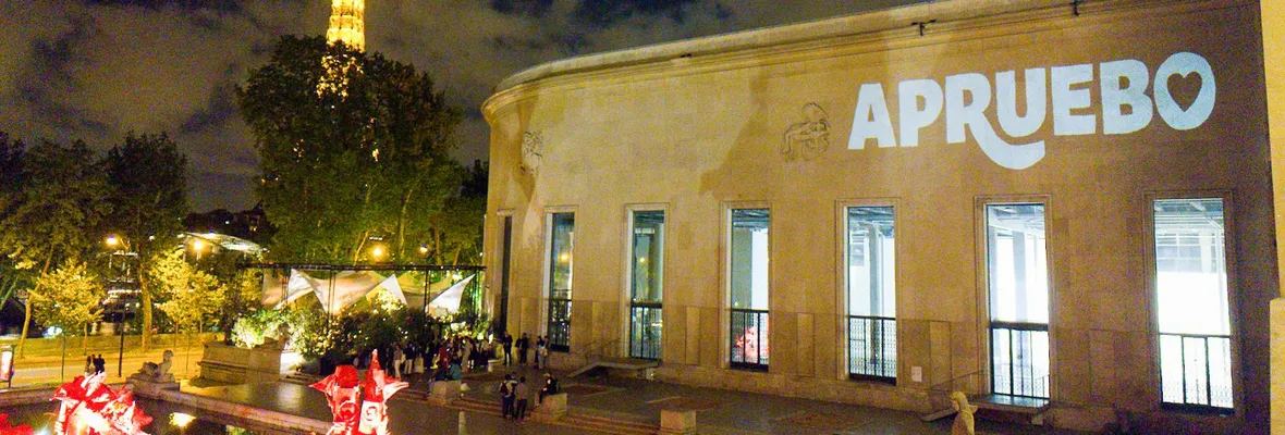 Chilenos en París sorprenden con intervención urbana a favor del Apruebo