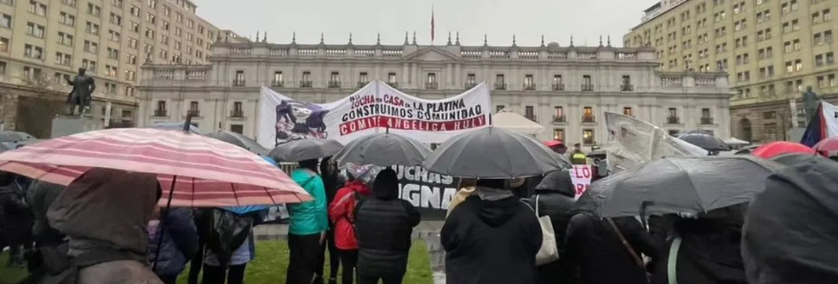 Movimiento Solidario Vida Digna protestó en La Moneda: "Los terrenos sin uso para las familias sin casa